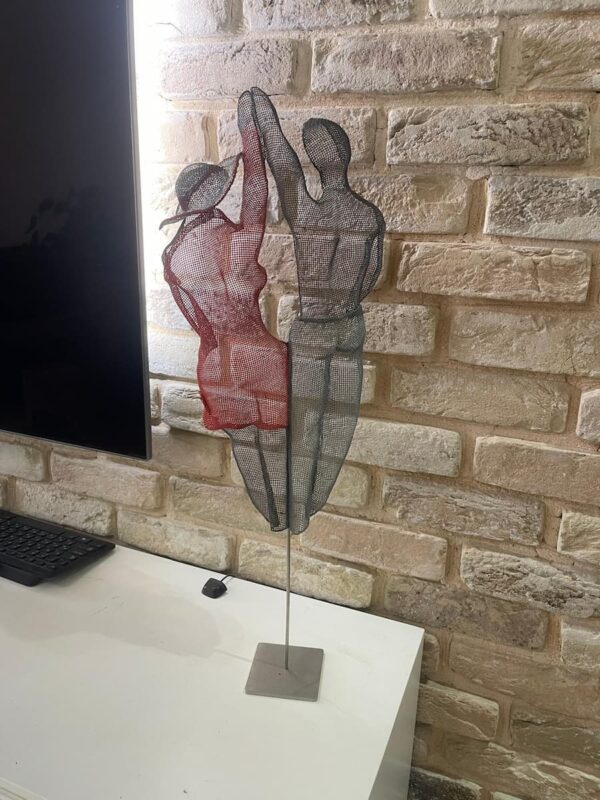 162-מחזיקים ידים