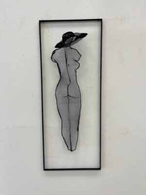 3339- אישה מאחור